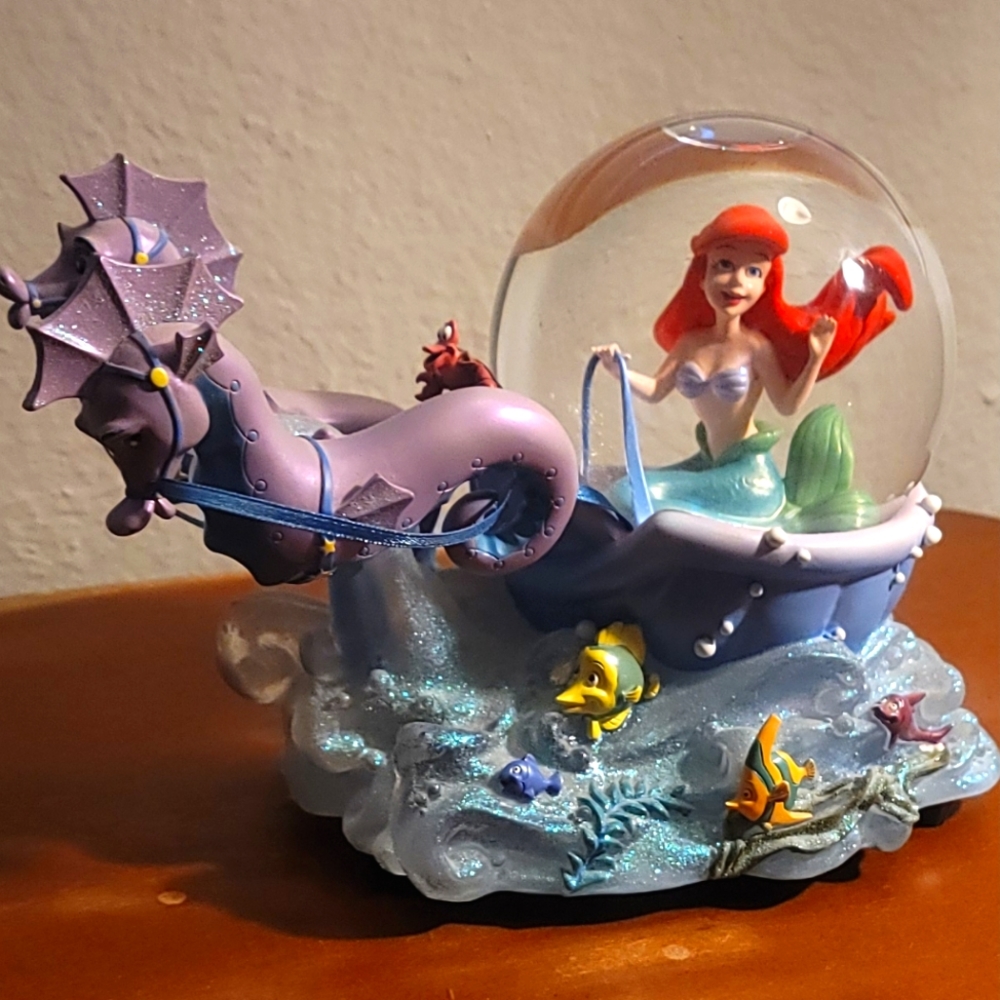 Little mermaid and seahorses musical snow globe